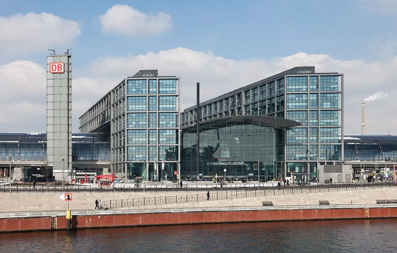 สถานีกลางเบอร์ลิน ภาพถ่ายจาก Wikimedia Commons