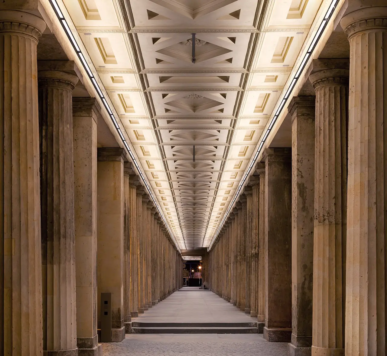 เสาโค้งหน้า Alte Nationalgalerie ภาพถ่ายจาก Wikimedia Commons