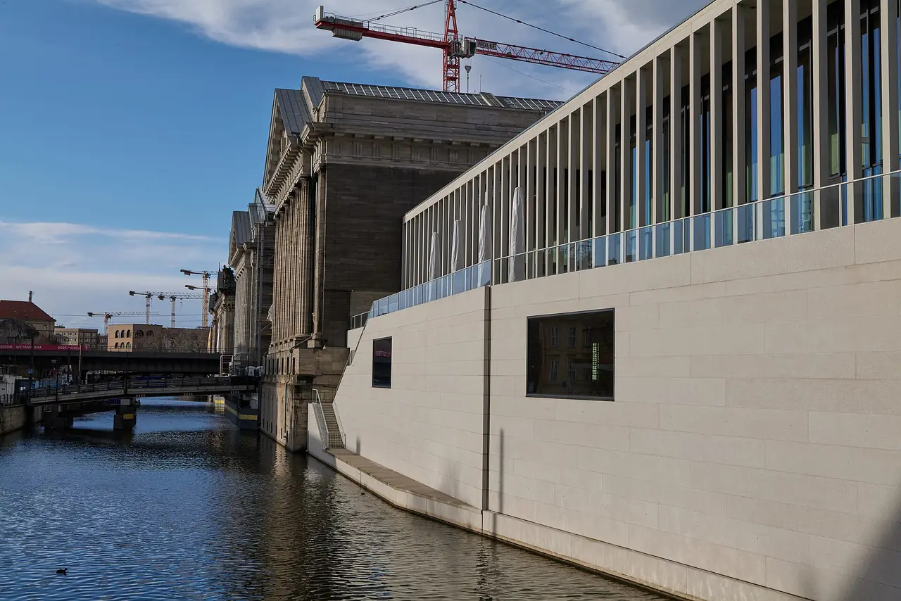 James-Simon-Galerie อาคารต้อนรับของเกาะพิพิธภัณฑ์ ภาพถ่ายจาก Wikimedia Commons