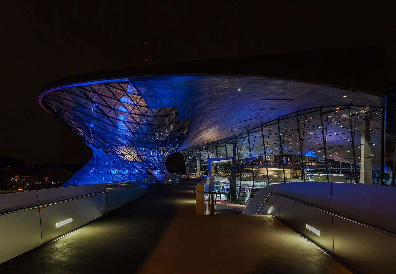 อาคาร BMW Welt ในมิวนิก ภาพถ่ายจาก Wikimedia Commons