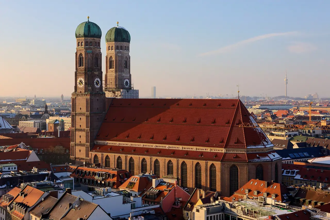 โบสถ์เฟราเอินเคียร์เชอ (Frauenkirche) สองหอคอยในเมืองเก่ามิวนิก ภาพถ่ายจาก Wikimedia Commons