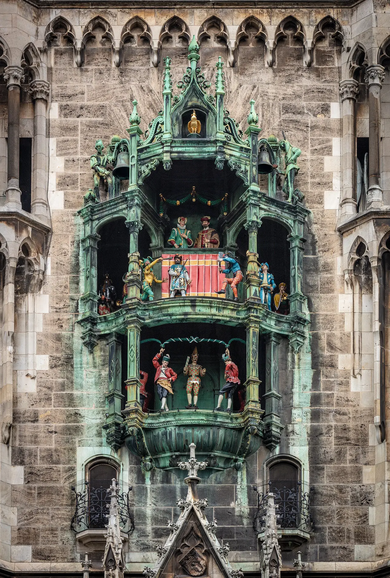 นาฬิกา Glockenspiel ที่หอคอยศาลากลางหลังใหม่ ภาพถ่ายจาก Wikimedia Commons