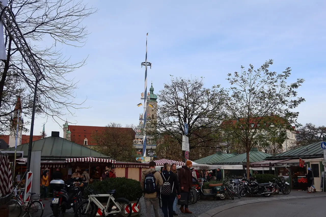 ตลาดวิคตัวเลียนมาร์คท์และเสาเมย์โพลกลางตลาด ภาพถ่ายจาก Wikimedia Commons