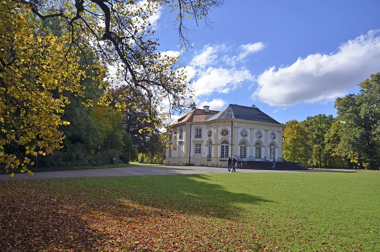 Badenburg พระราชวังเล็กในสวนนิมเฟนบวร์ก ภาพถ่ายจาก Wikimedia Commons