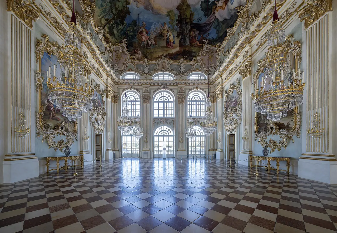 ห้อง Steinerner Saal ห้องโถงใหญ่ในพระราชวังนิมเฟนบวร์ก ภาพถ่ายจาก Wikimedia Commons
