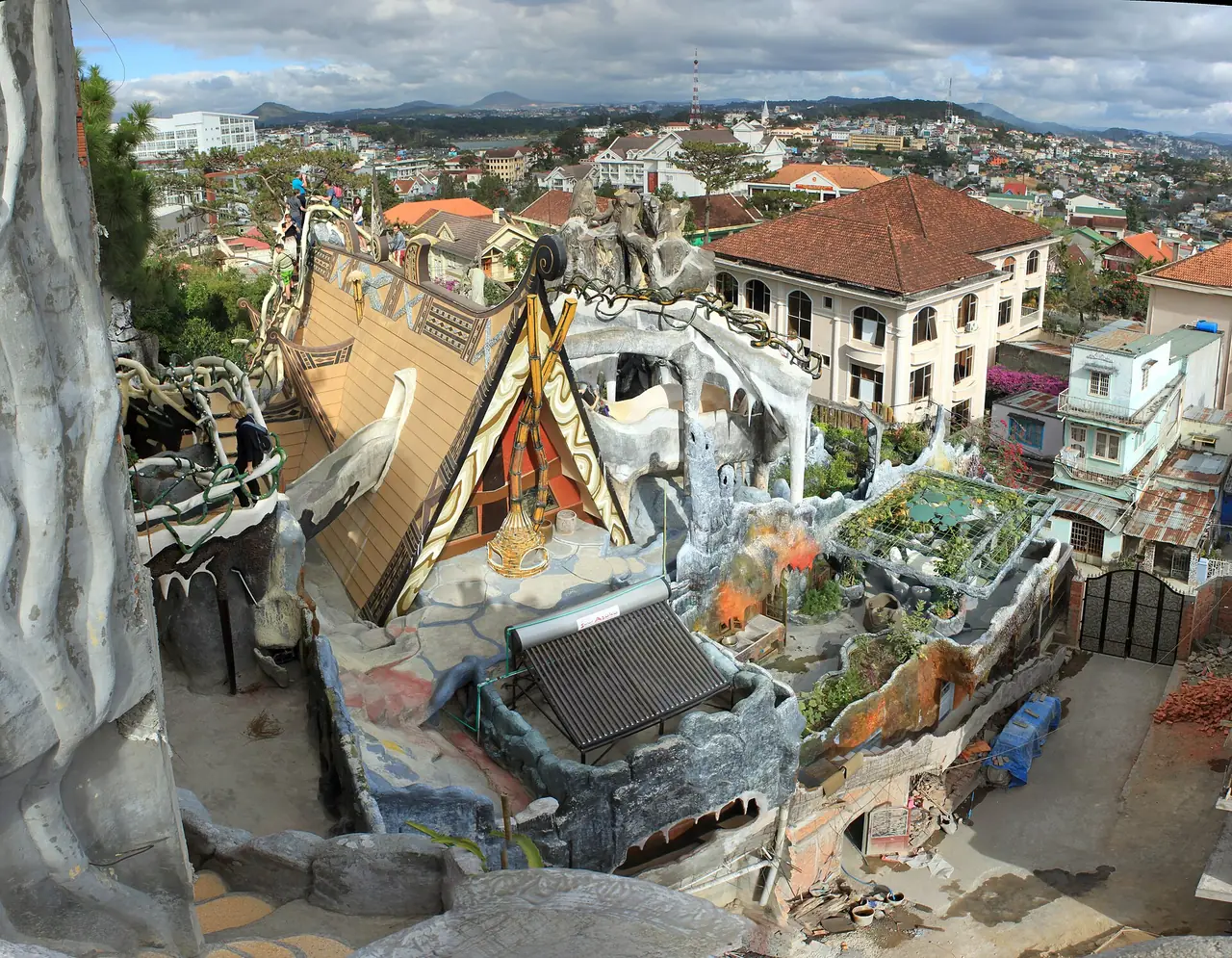 มุมสูงของ Crazy House มองเห็นทางเดินคดเคี้ยวและหลังคาบ้านในเมืองด้านหลัง