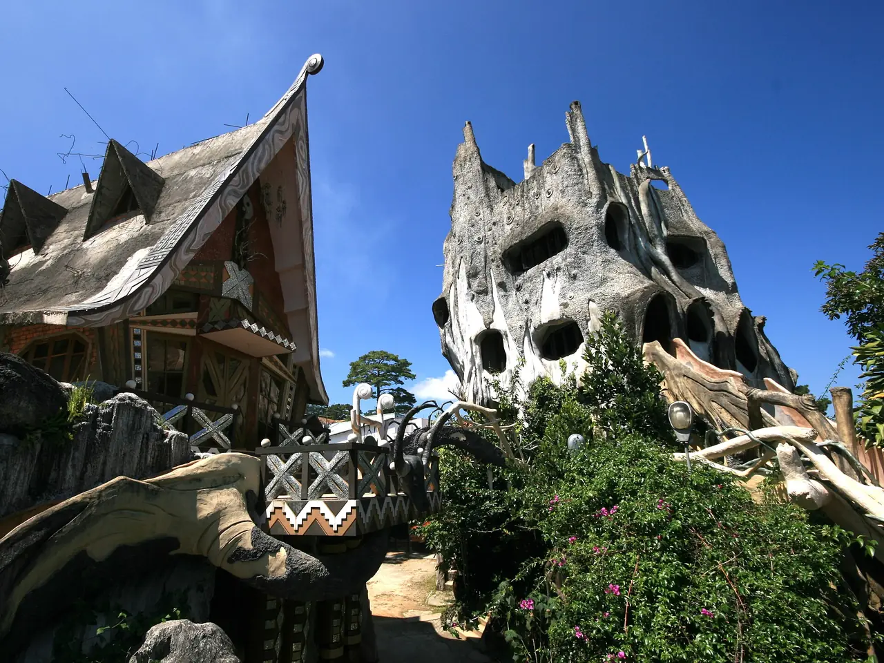 มุมมองของ Crazy House ที่เห็นหลังคาทรงจั่วและหอคล้ายต้นไม้