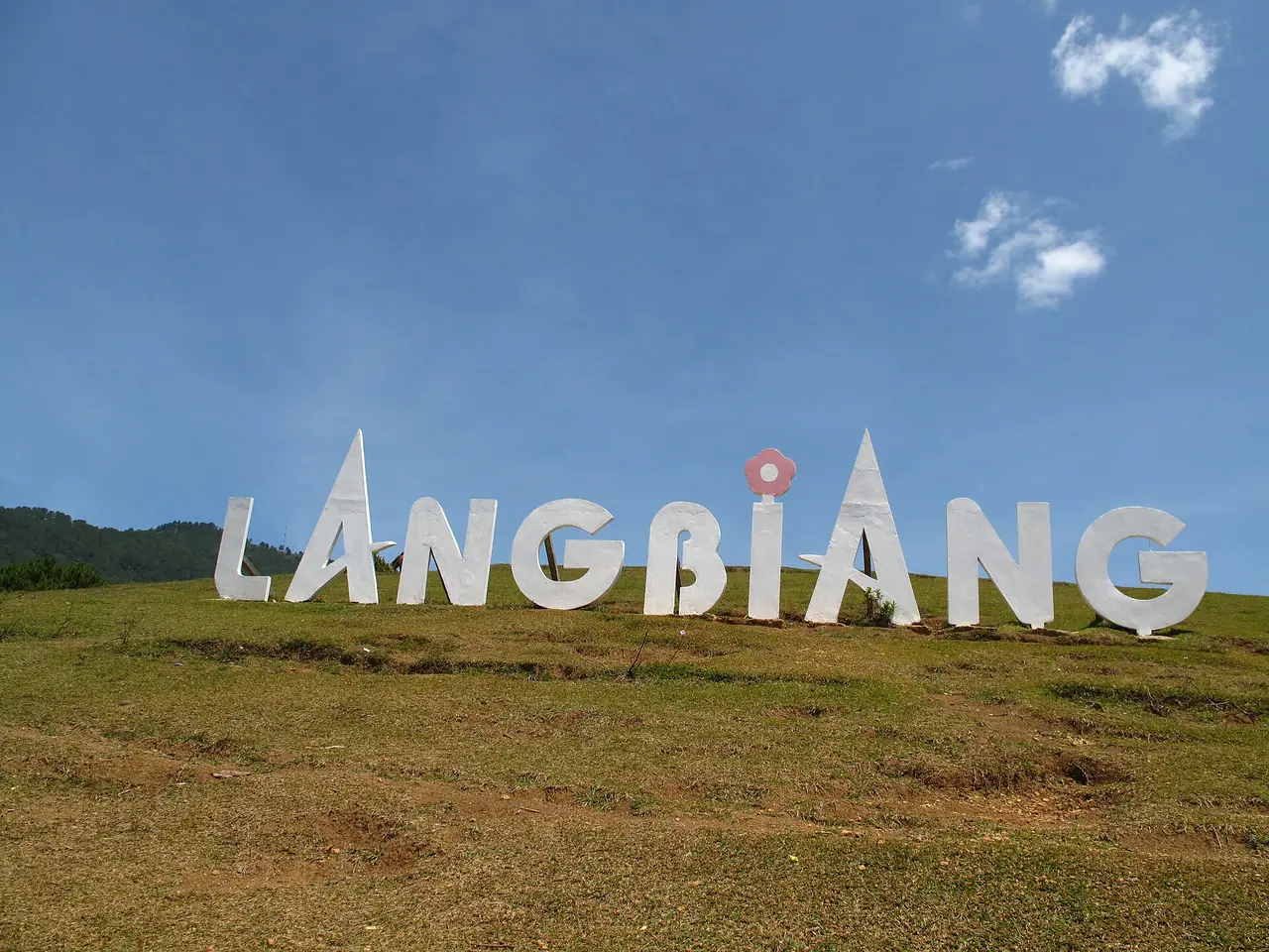 ป้ายตัวอักษร Langbiang ในทุ่งหญ้าบริเวณเชิงเขา