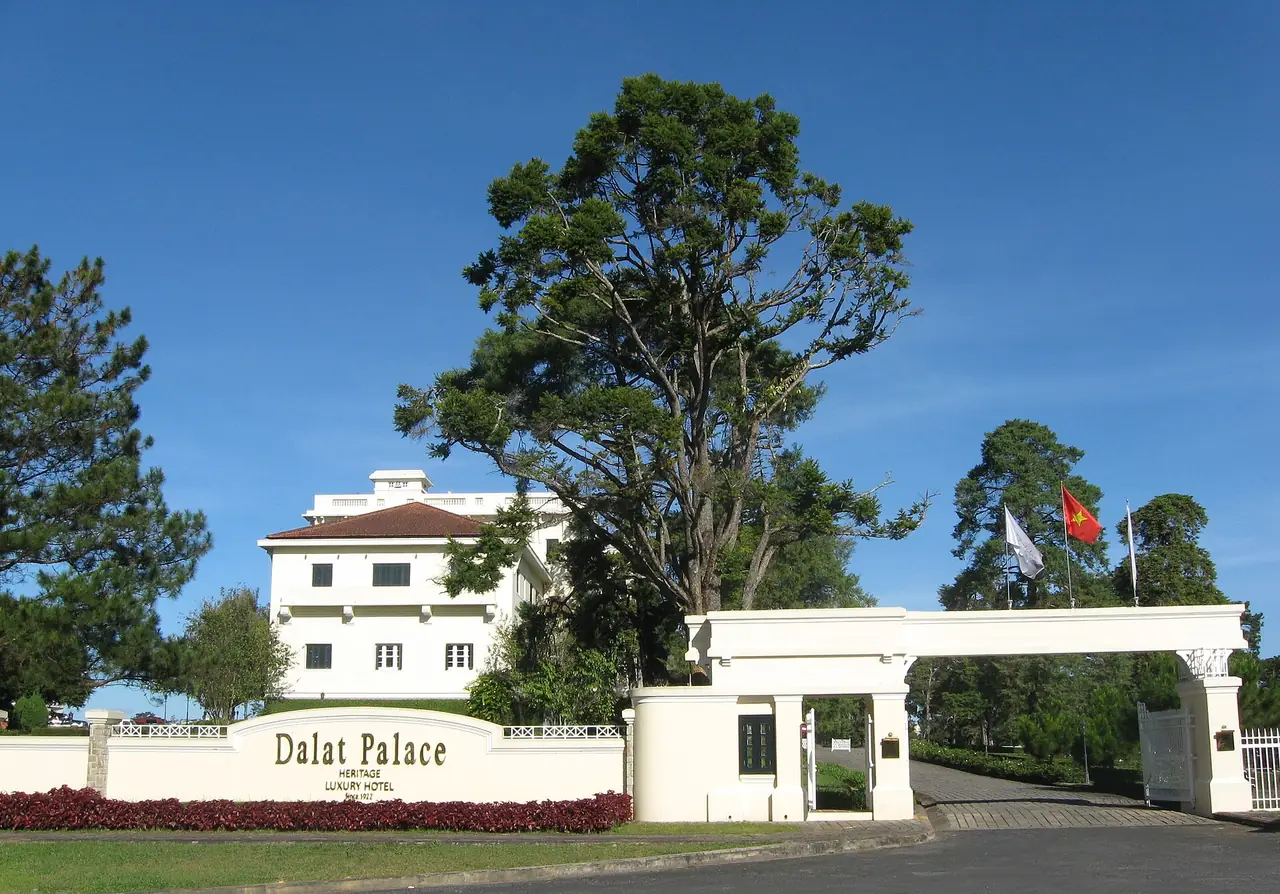 ป้ายและทางเข้าโรงแรม Dalat Palace Heritage โรงแรมเก่ายุค 1920 ที่ระบุว่าอยู่ริมทะเลสาบซวนเฮือง