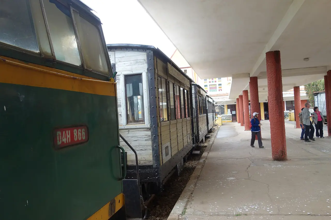 ชานชาลาสถานีรถไฟดาลัด จุดสังเกตของย่านเนินใกล้สถานีรถไฟเก่า
