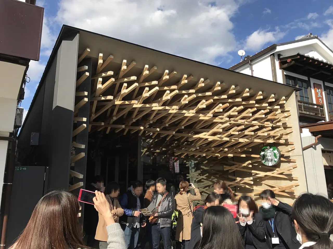 ร้านสตาร์บัคส์บนถนนทางเข้าศาลเจ้า อาคารโครงไม้ออกแบบโดยเคนโกะ คุมะ
