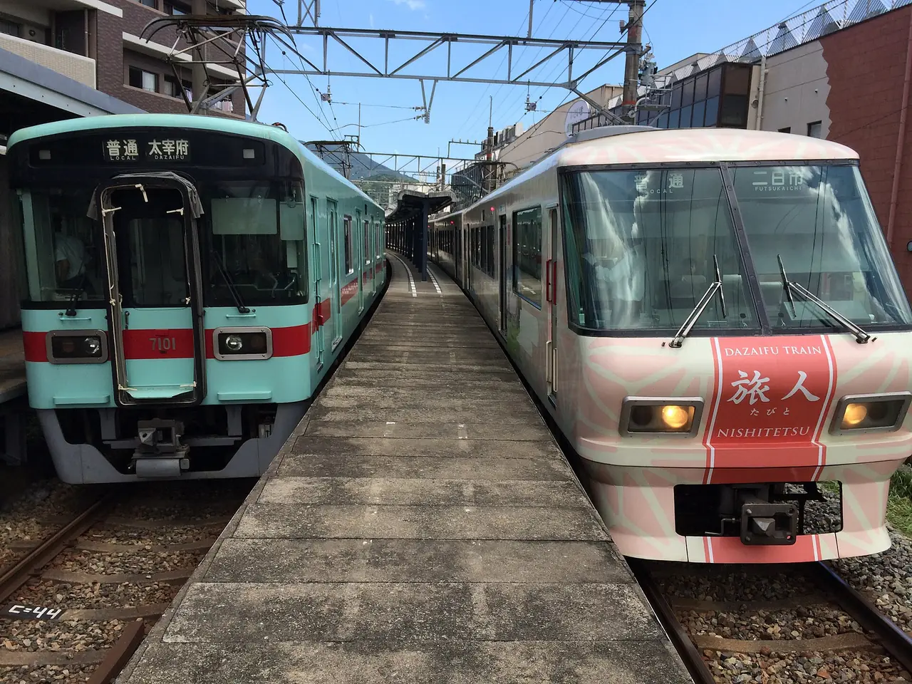 รถไฟนิชิเท็ตสึสายดาไซฟุ ขบวนสีเขียวและขบวนท่องเที่ยว Tabito สีชมพู
