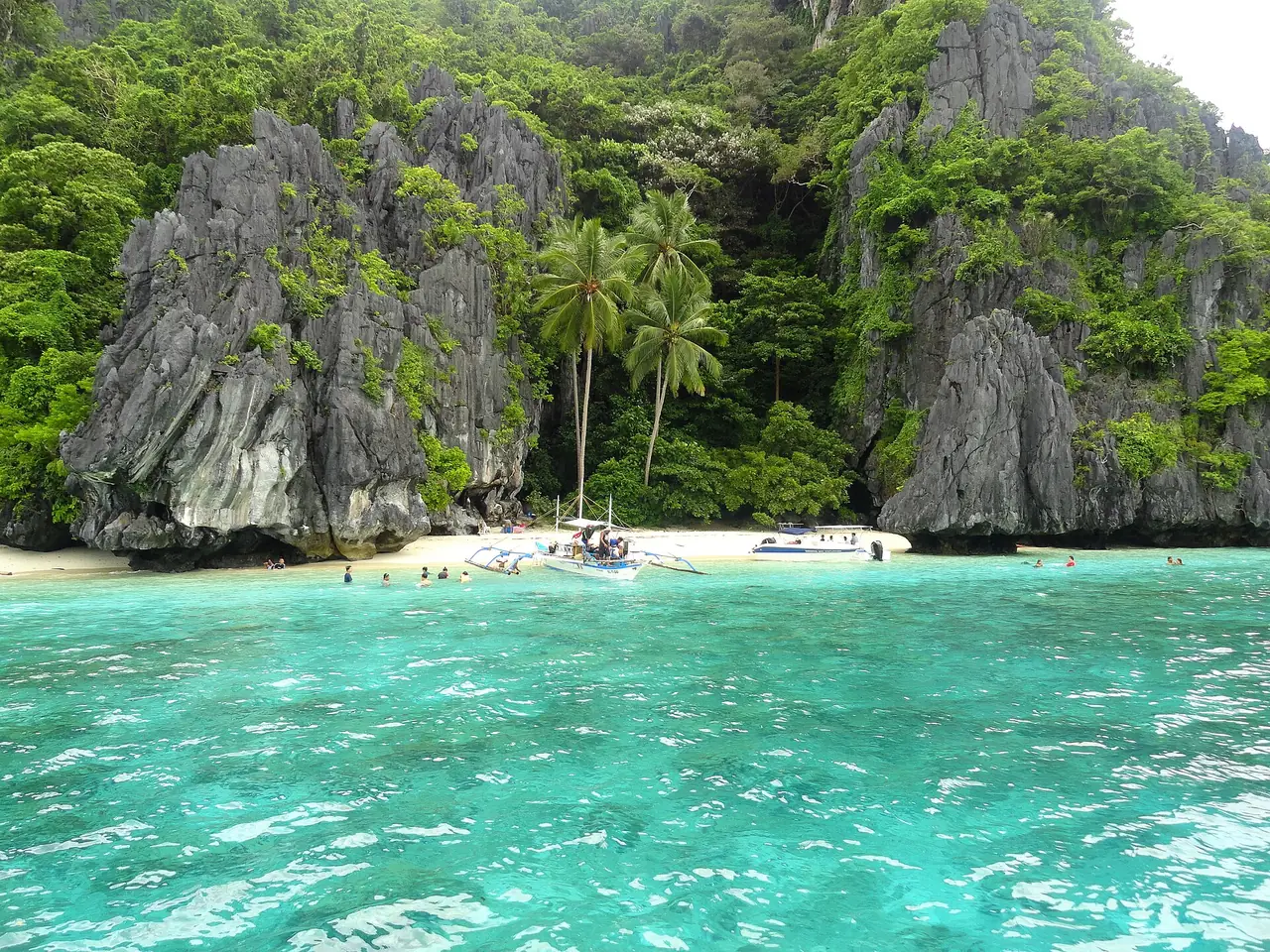 หาดเอนตาลูลา (Entalula) ซึ่งเป็นจุดของทัวร์ B (ภาพบรรยากาศ ไม่ใช่ภาพจากวันทัวร์ใดโดยเฉพาะ)