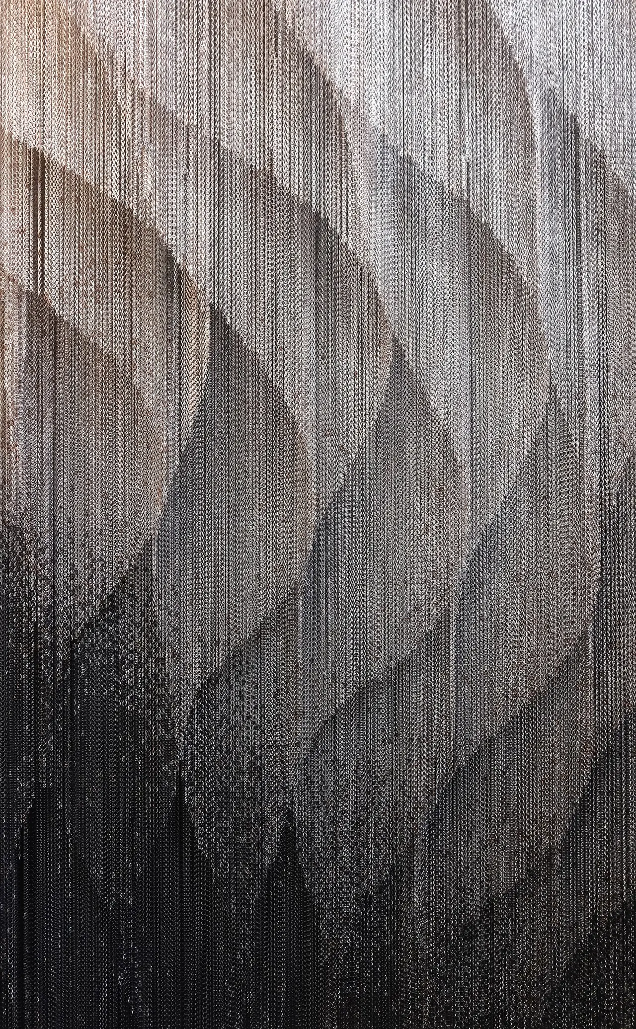 ม่านโลหะในโถงกลางที่ออกแบบโดย Kengo Kuma ภาพถ่ายจาก Wikimedia Commons