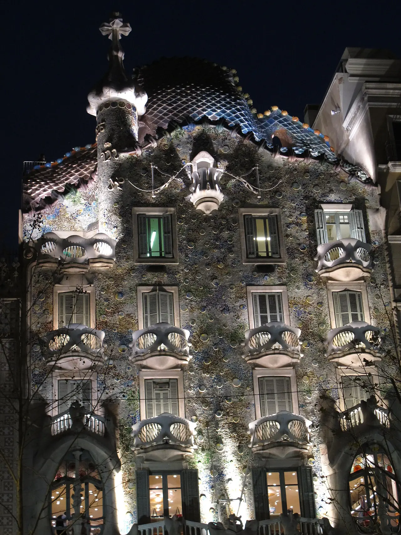 ด้านหน้ากาซาบาโยว์ยามค่ำ มองจากถนน Passeig de Gràcia ภาพถ่ายจาก Wikimedia Commons