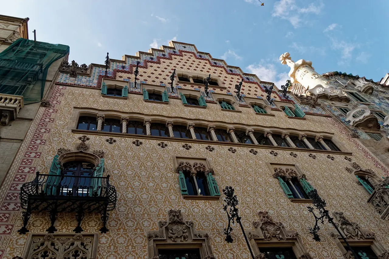 อาคาร Casa Amatller และ Casa Batlló บนถนน Passeig de Gràcia ภาพถ่ายจาก Wikimedia Commons