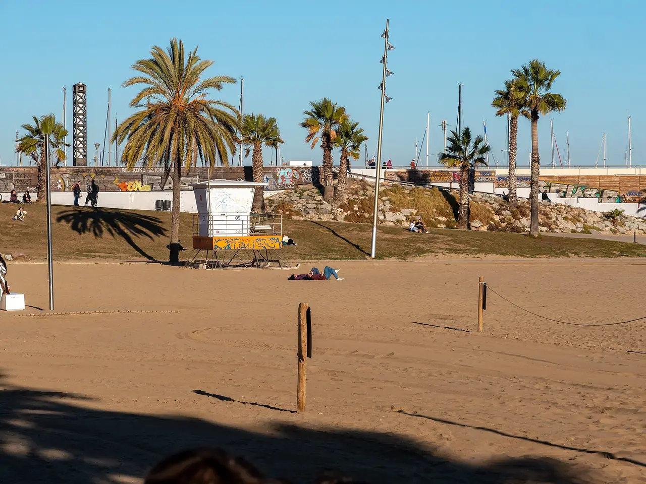 ชายหาดในบาร์เซโลนา (Barceloneta) ภาพถ่ายจาก Wikimedia Commons