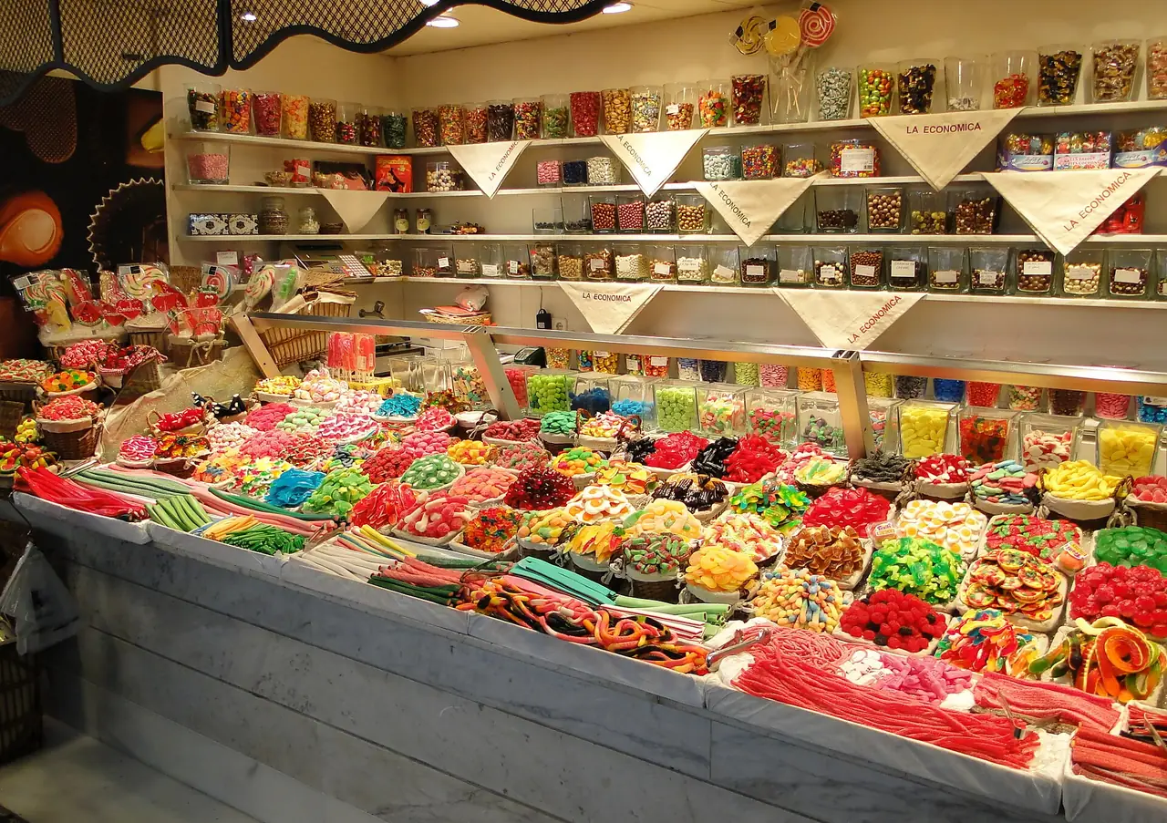 ร้านขนมในตลาด La Boqueria บาร์เซโลนา ภาพถ่ายจาก Wikimedia Commons