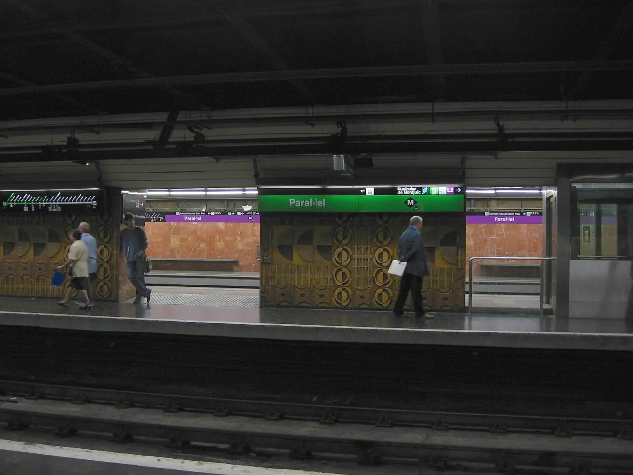 ชานชาลาสถานี Paral·lel ของรถไฟใต้ดินบาร์เซโลนา ภาพถ่ายจาก Wikimedia Commons