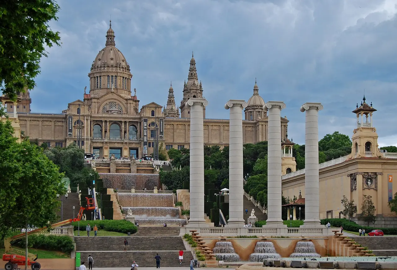 พระราชวังแห่งชาติ (Palau Nacional) บนเนิน Montjuïc ภาพถ่ายจาก Wikimedia Commons