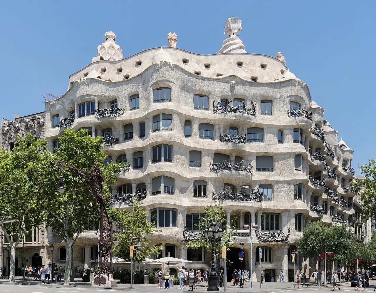 อาคาร Casa Milà (La Pedrera) บนถนน Passeig de Gràcia ภาพถ่ายจาก Wikimedia Commons