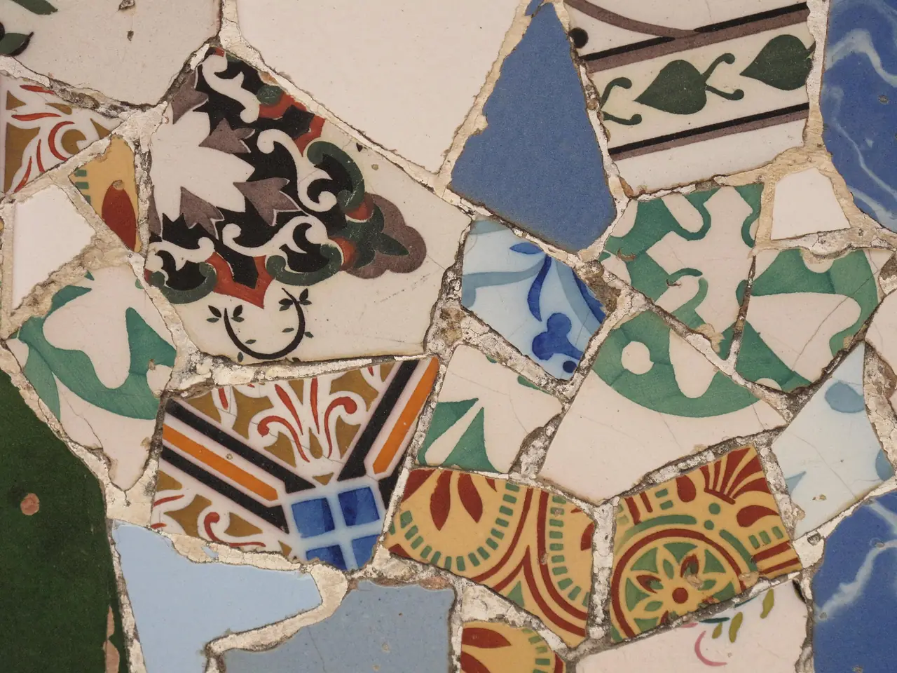 ม้านั่งโมเสกเศษกระเบื้อง (trencadís) ปาร์กกูเอลล์ ภาพถ่ายจาก Wikimedia Commons