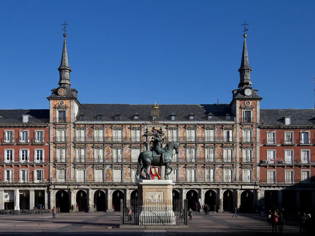 จัตุรัส Plaza Mayor ในมาดริด ภาพถ่ายจาก Wikimedia Commons