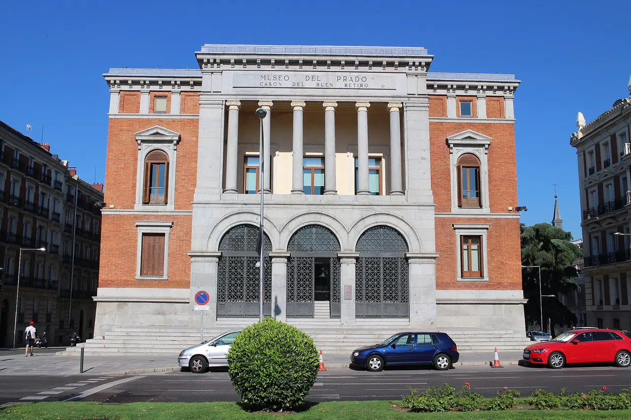 อาคารของพิพิธภัณฑ์ปราโด (Museo del Prado) มาดริด ภาพถ่ายจาก Wikimedia Commons