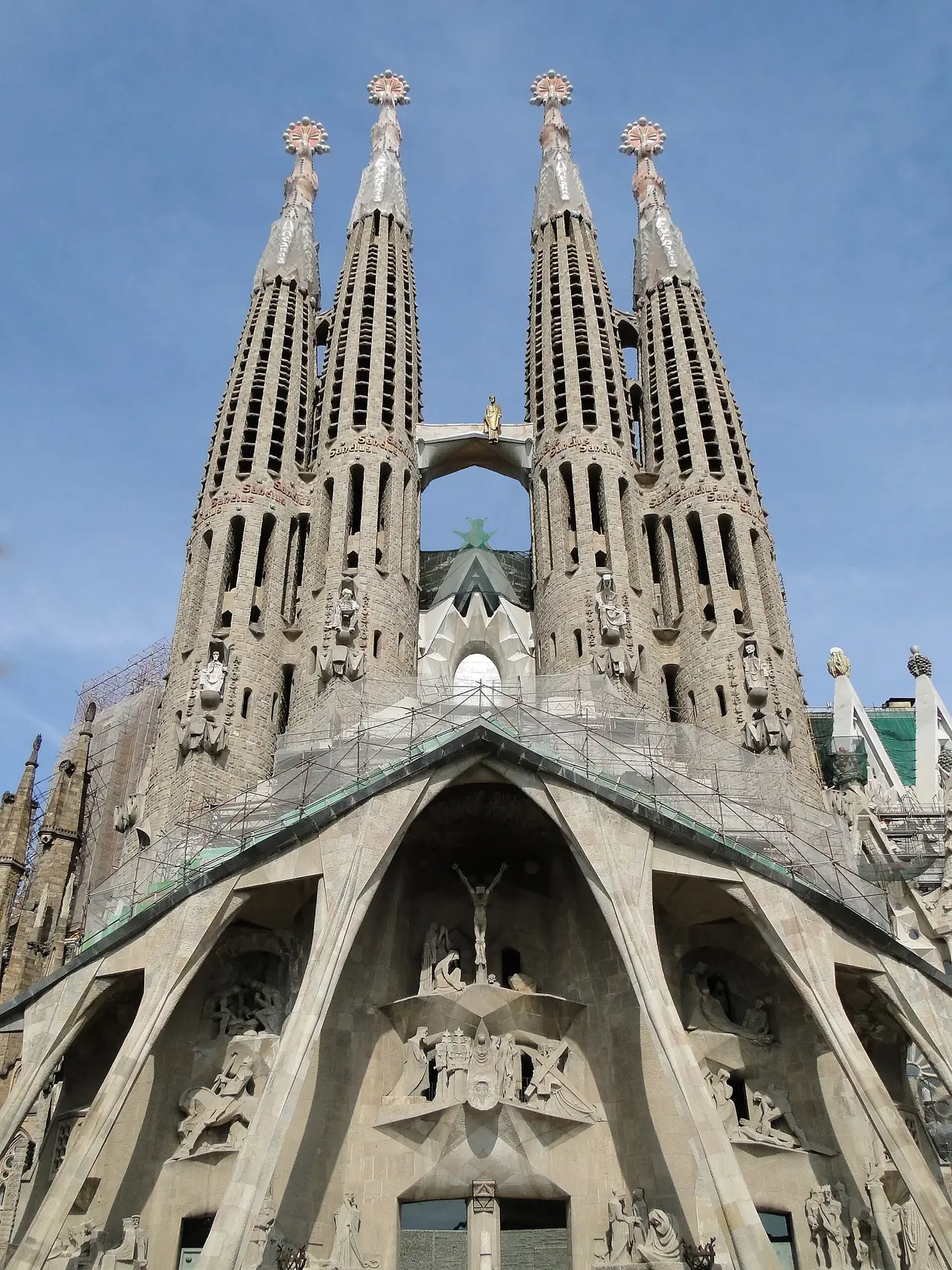 ด้านหน้าฝั่งความทุกข์ทรมาน (Passion facade) ของซากราดาฟามิเลีย ภาพถ่ายจาก Wikimedia Commons