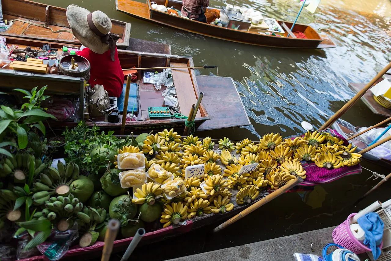 เรือขายของในตลาดน้ำดำเนินสะดวก ราชบุรี