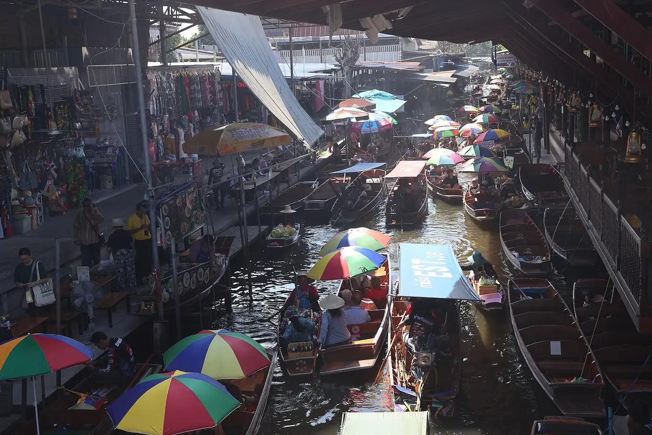 ร้านค้าและเรือบนคลองดำเนินสะดวก