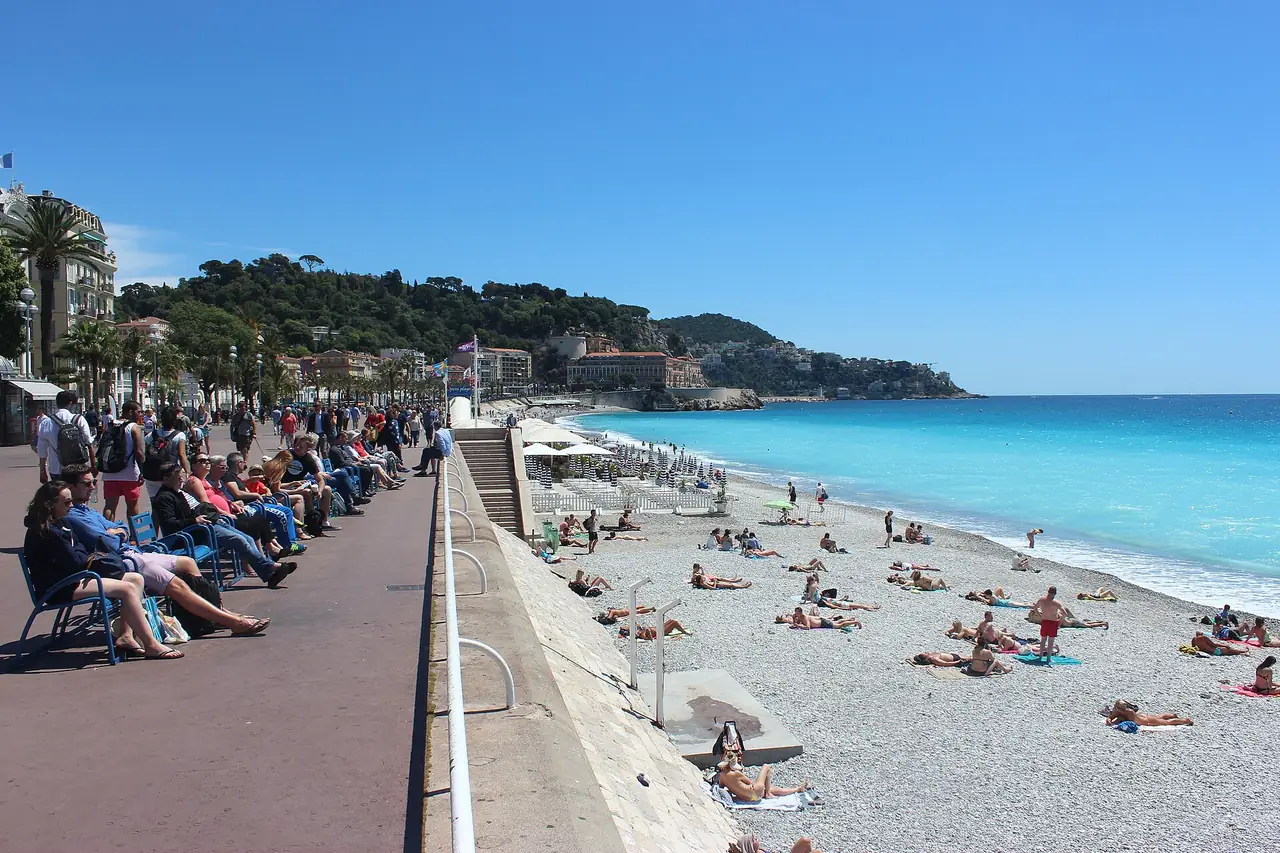ถนน Promenade des Anglais และชายหาดในเมืองนีซ ภาพถ่ายจาก Wikimedia Commons (เรายังไม่มีคู่มือเมืองนี้)