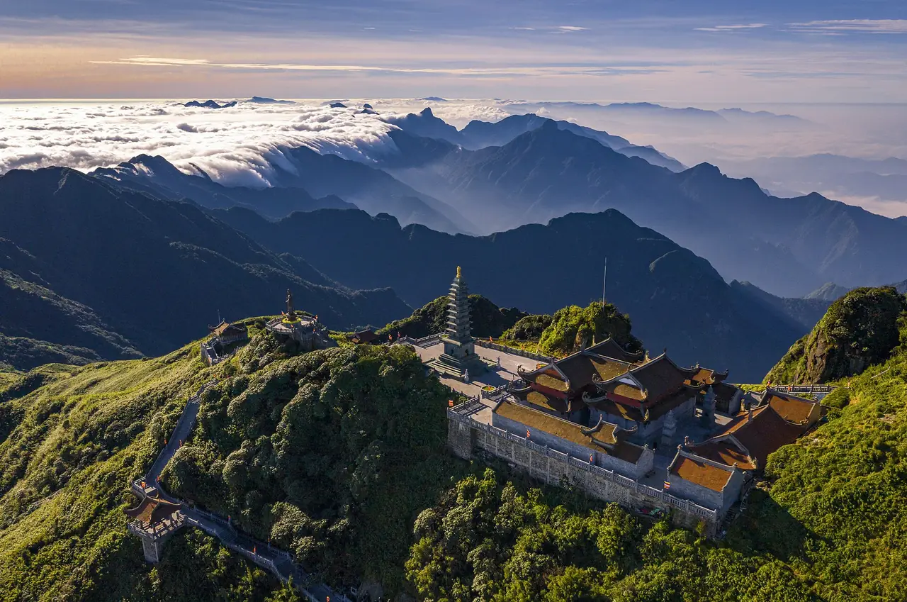 กลุ่มสถาปัตยกรรมบนยอดฟานซีปันเหนือทะเลหมอก มองจากมุมสูง