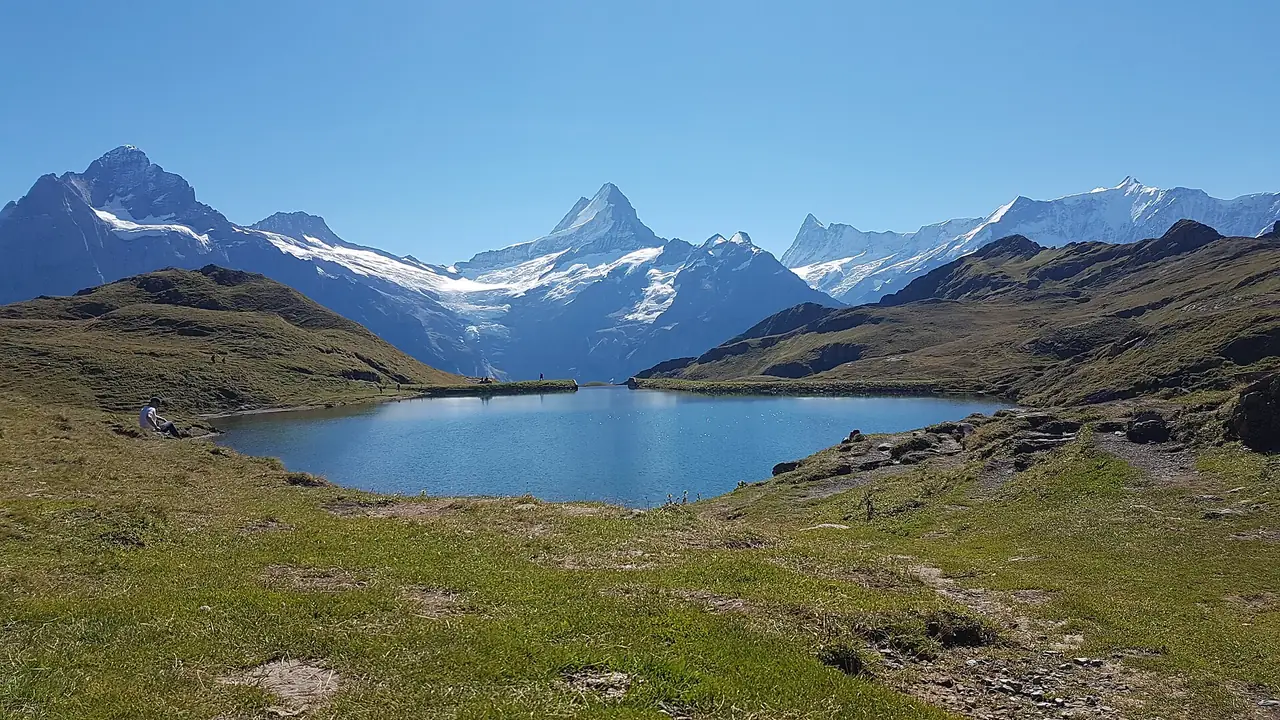 ทะเลสาบ Bachalpsee และยอดเขาที่สะท้อนในน้ำ ภาพถ่ายจาก Wikimedia Commons