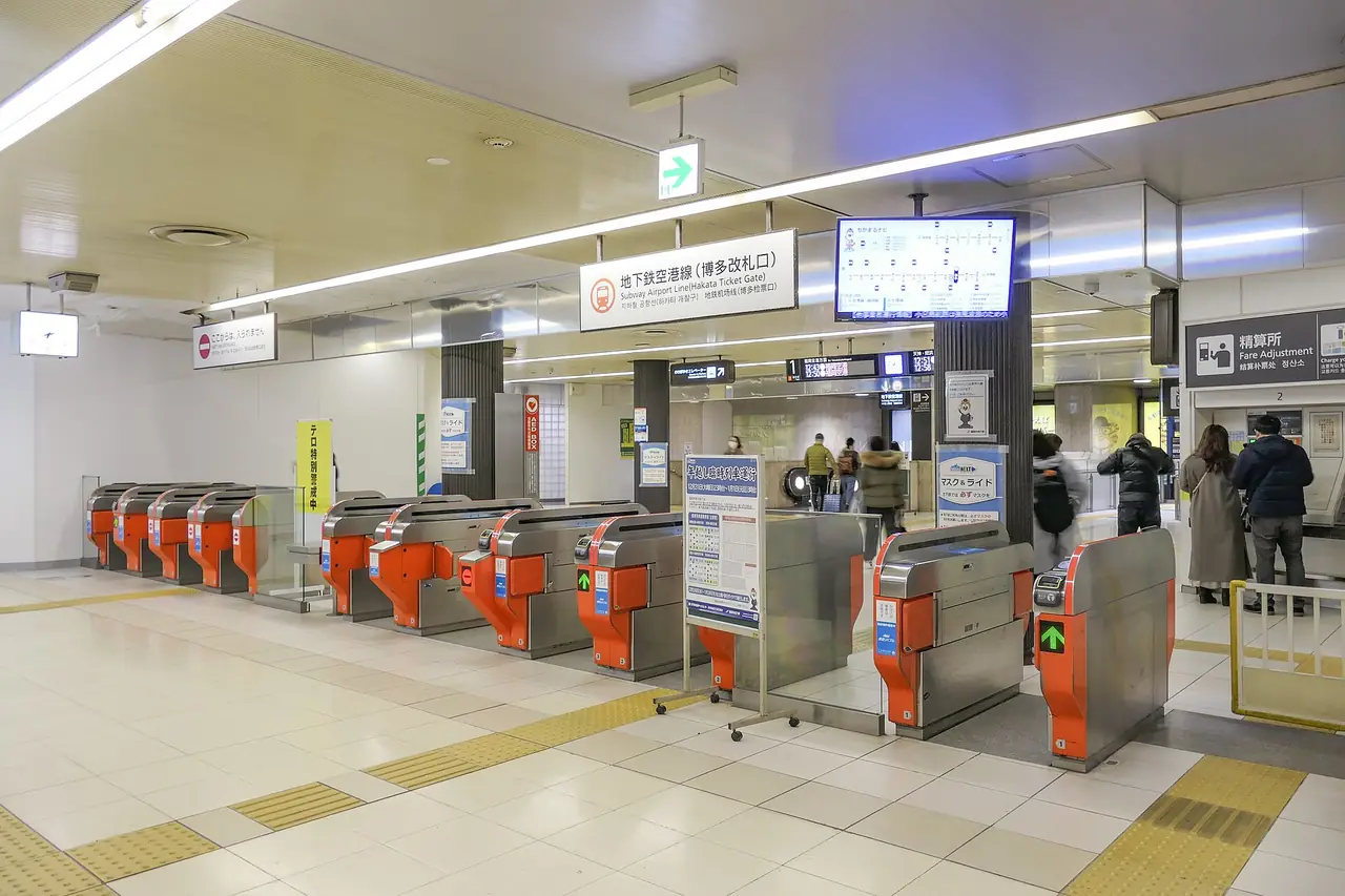 ประตูตั๋วของสถานีรถไฟใต้ดินฮากาตะ สายสนามบิน