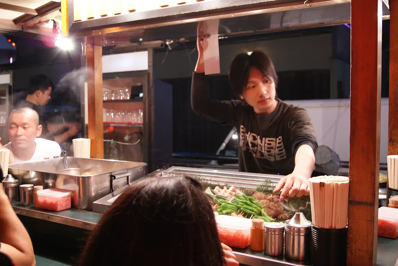 แผงลอยริมแม่น้ำนากะ ภาพจากปี 2011 ร้านขายเนื้อเสียบไม้และราเม็ง