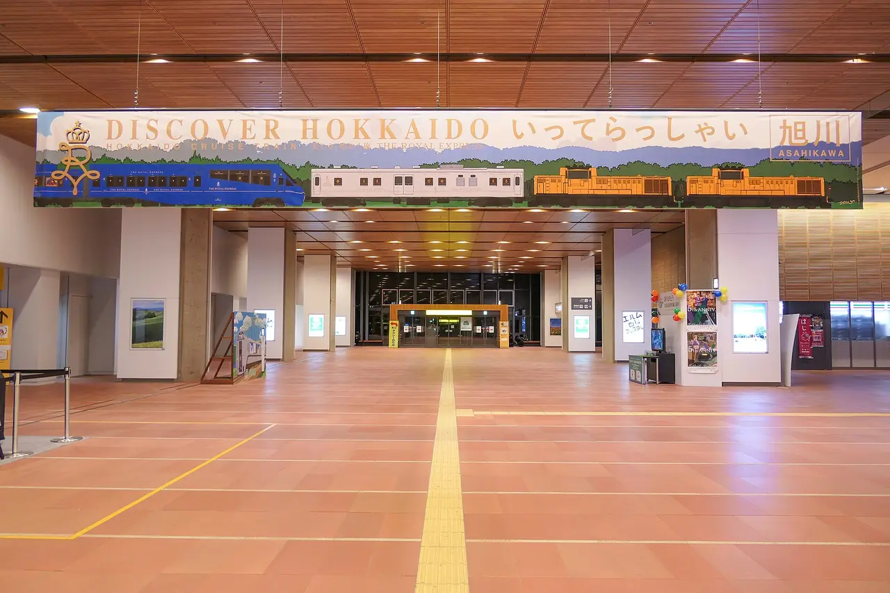 ห้องโถงสถานี JR อาซาฮิคาวะ (ภาพภายในสถานี)