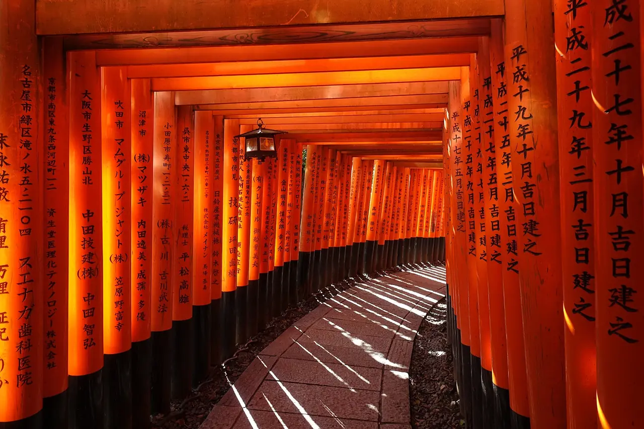 แถว Senbon Torii ที่เรียงชิดกัน ฟูชิมิอินาริ ไทฉะ