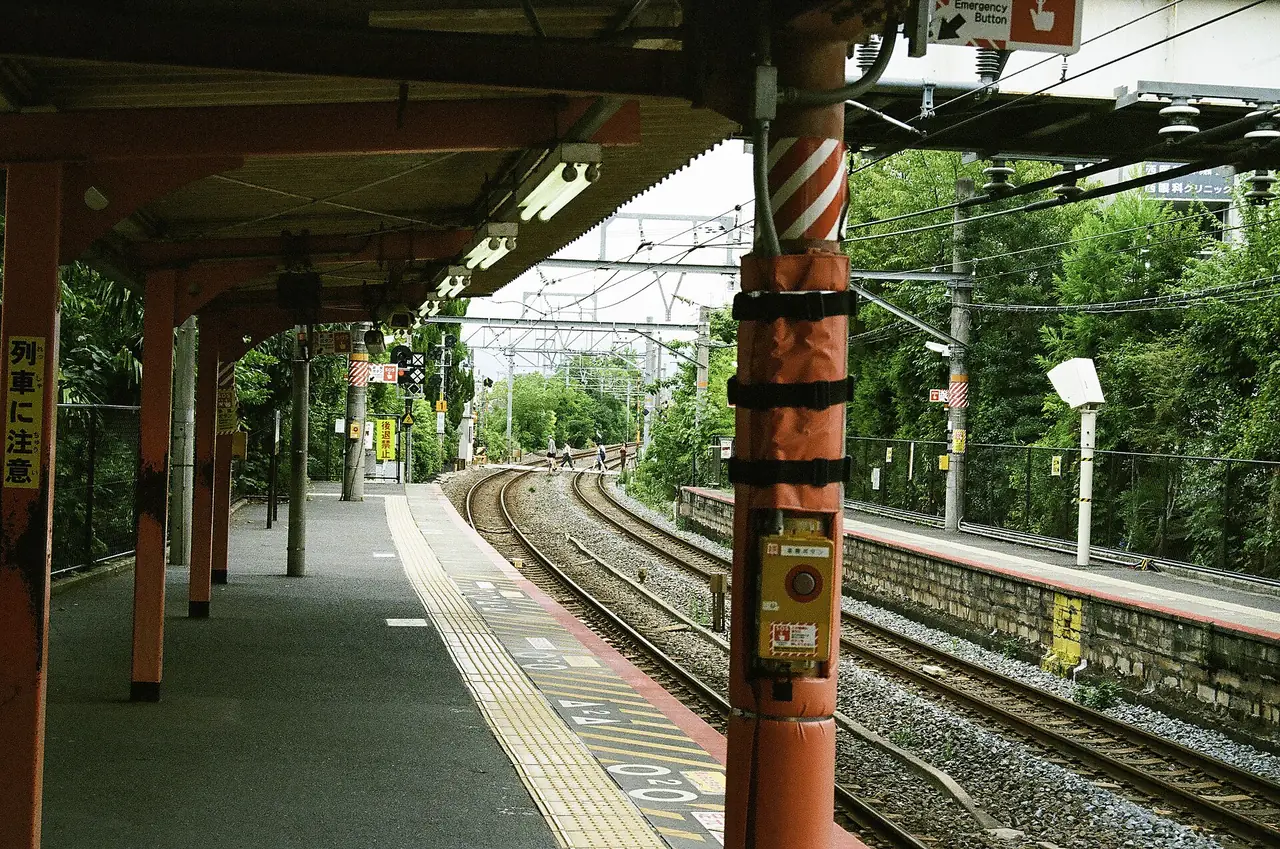 ชานชาลาสถานี Inari ของ JR สายนาระ ใกล้ฟูชิมิอินาริ