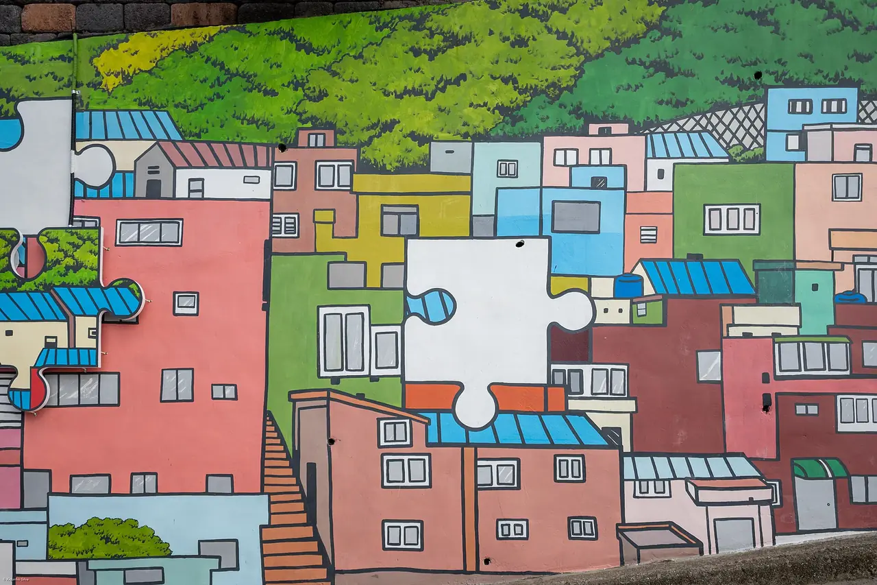 ภาพวาดบ้านสีสันบนผนังในหมู่บ้านกัมชอน