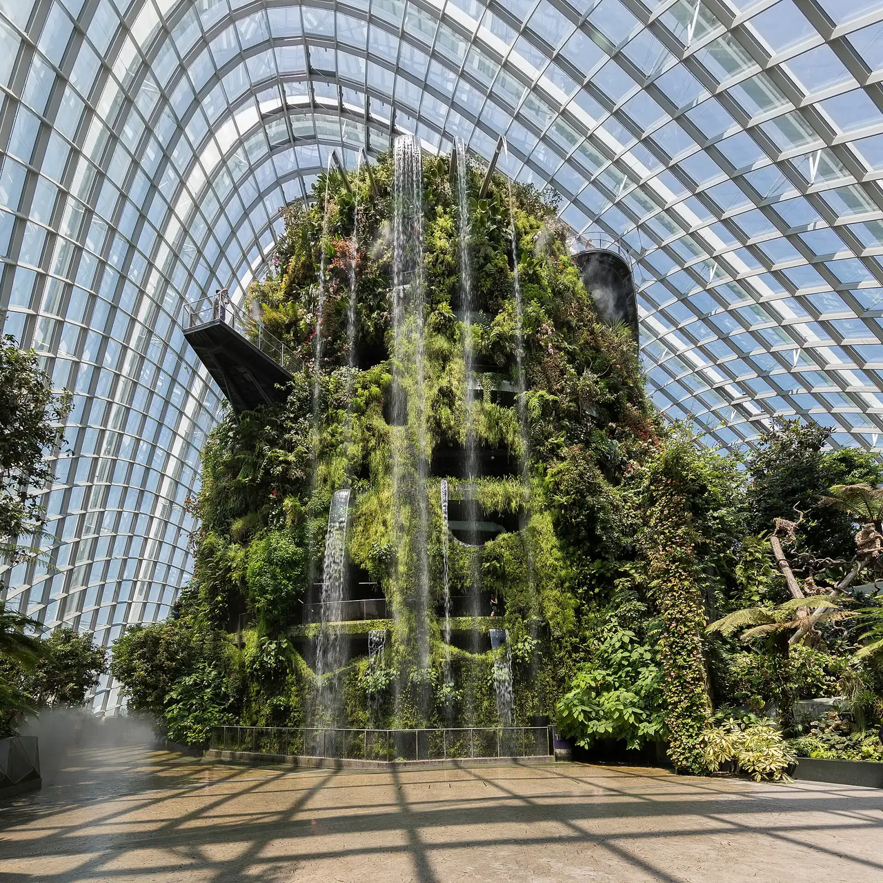 น้ำตกในร่มและภูเขาพืชพรรณใน Cloud Forest สิงคโปร์