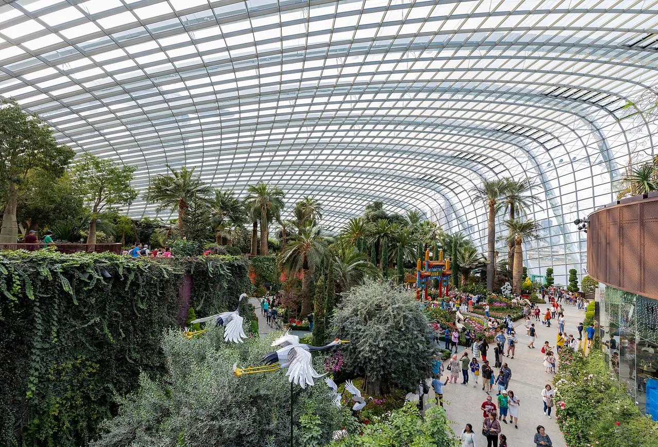 ภายใน Flower Dome เรือนกระจกที่เต็มไปด้วยดอกไม้และปาล์ม