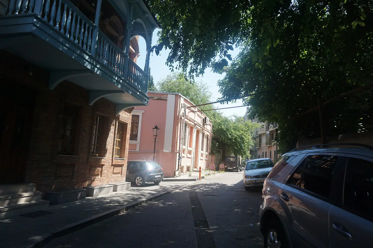 ย่านเมืองเก่าทบิลิซี ระเบียงไม้ของบ้านเก่าที่โรงแรมในย่านนี้อยู่ใกล้