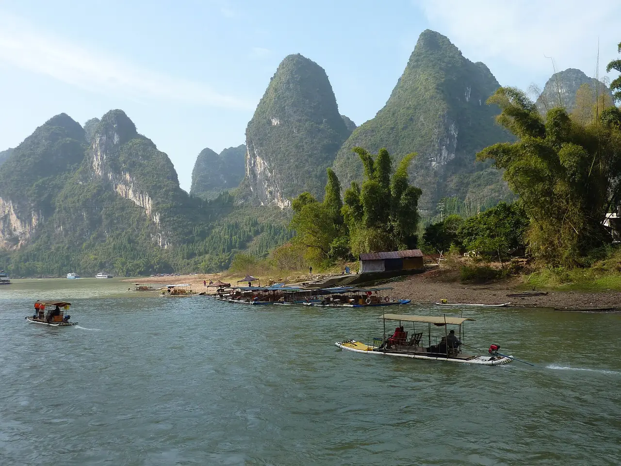 แม่น้ำหลี่กับทิวเขาหินปูน ภาพจากทริปล่องเรือกุ้ยหลิน-หยางซั่วตามชื่อไฟล์บนคอมมอนส์
