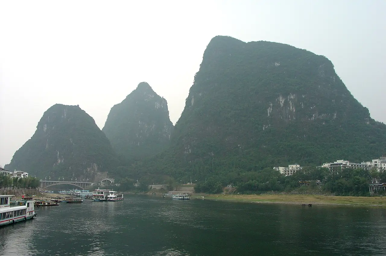 ท่าเรือและทิวเขาบนแม่น้ำหลี่ ภาพจากคอมมอนส์ ปี 2549
