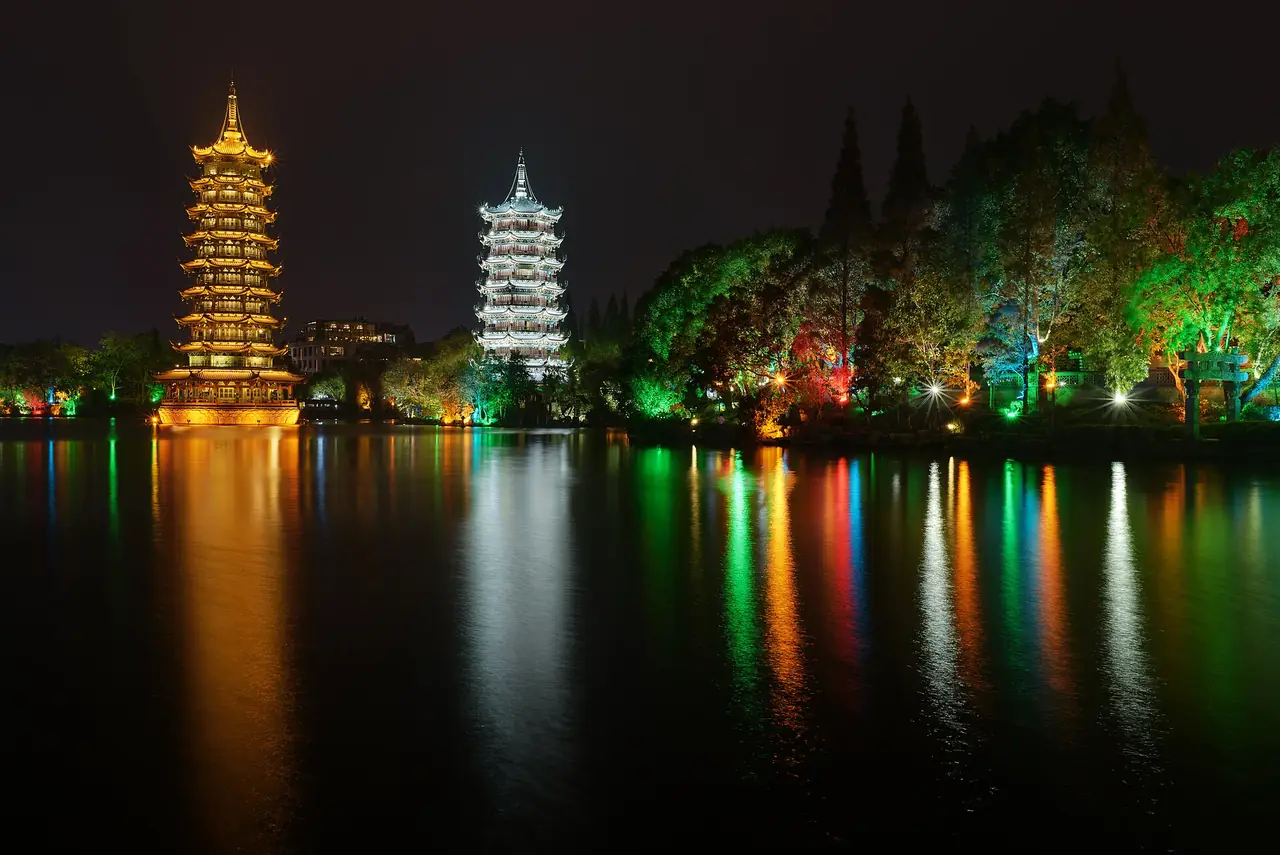 เจดีย์คู่อาทิตย์และจันทร์ (Sun and Moon Pagodas) ที่ทะเลสาบซานหู กุ้ยหลิน ยามค่ำ