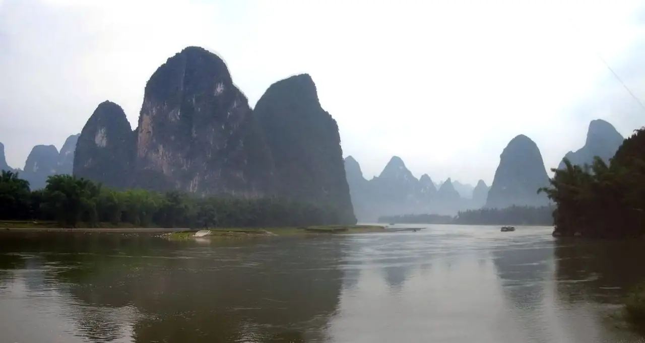 ทิวเขาริมแม่น้ำหลี่ ตรงกับฉากหลังบนธนบัตร 20 หยวน ตามคำอธิบายของคอมมอนส์