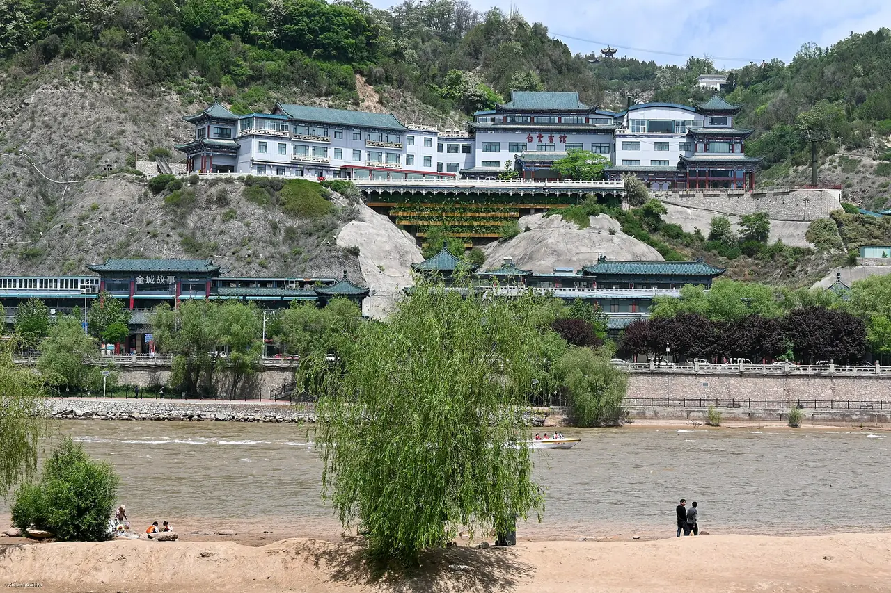 เขาเป๋ยถา (White Pagoda Mountain) ริมแม่น้ำเหลือง หลานโจว ภาพถ่ายโดย xiquinhosilva