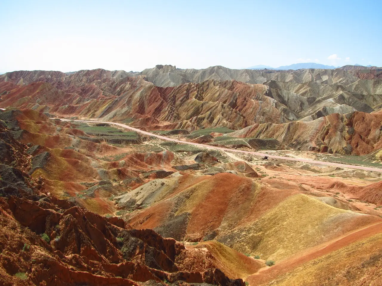 ภูเขาสีสันในอุทยานธรณีจางเย่ ภาพถ่ายโดย YubYub41