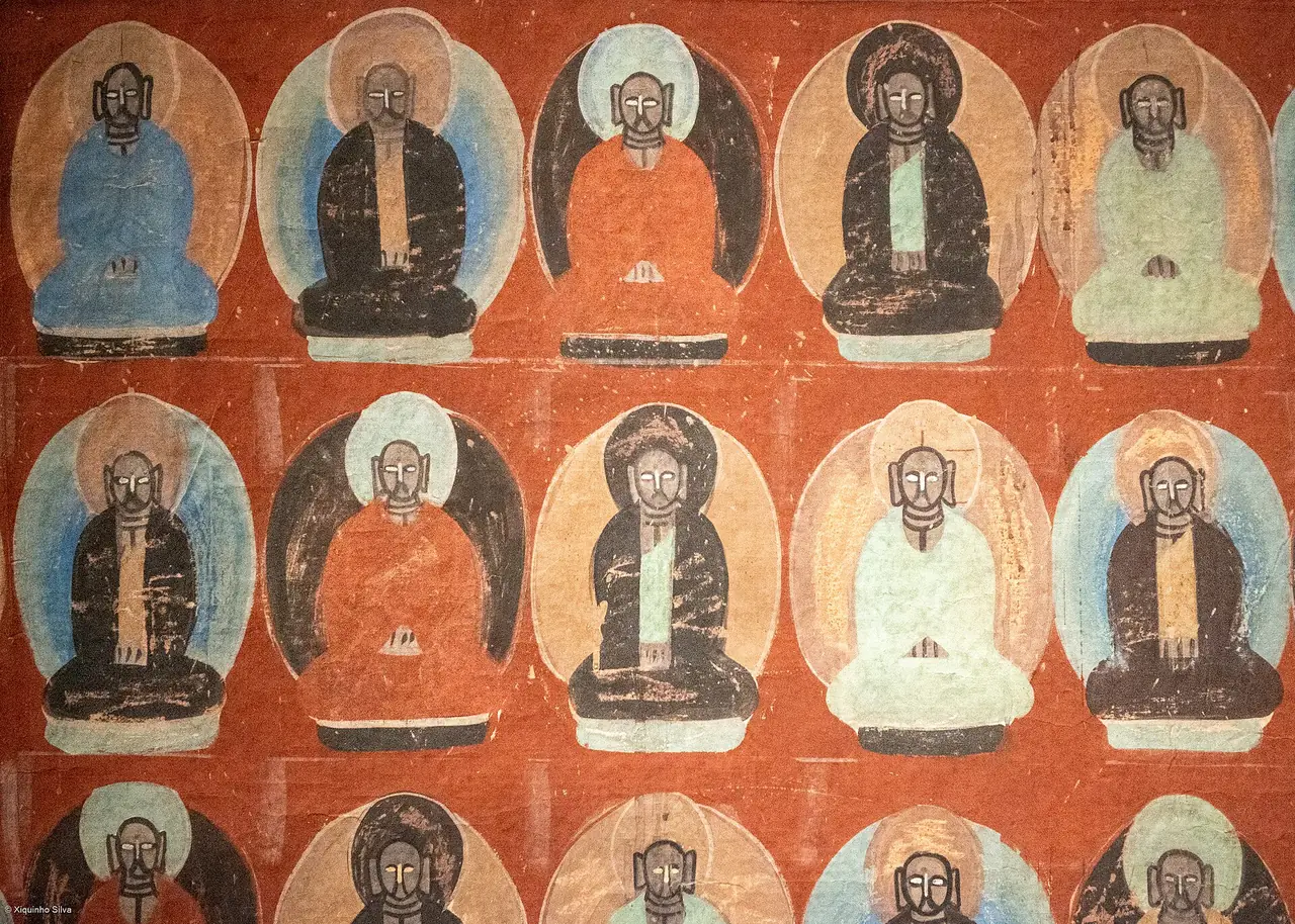 ภาพจิตรกรรมพระพุทธเจ้าหลายองค์บนผนังถ้ำแห่งหนึ่งในโม่เกาคู ภาพถ่ายโดย xiquinhosilva